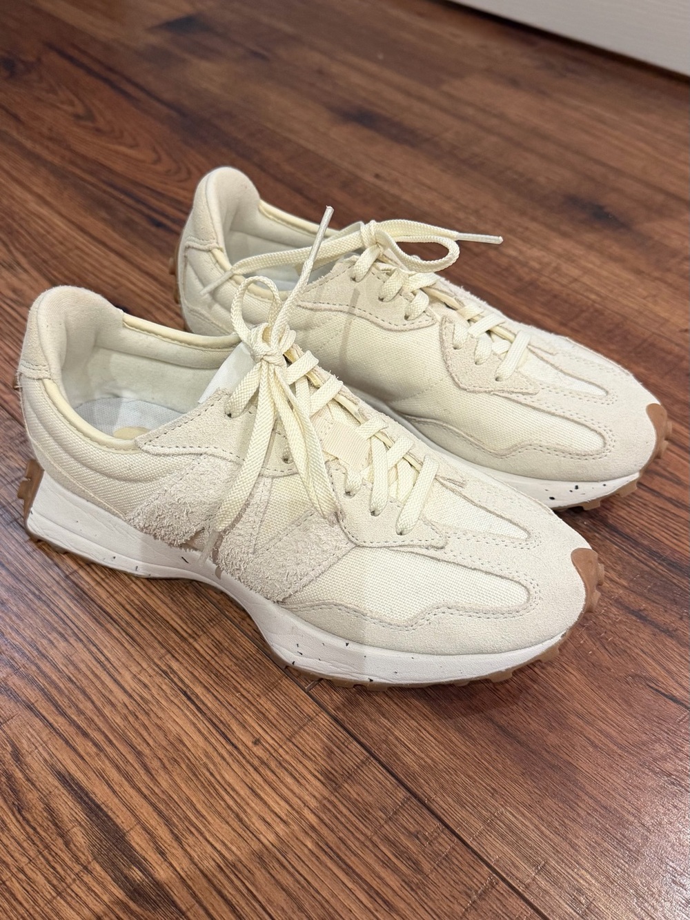 New Balance Womens Size 7 Cream Color